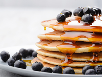 Оладьи на сметане с черникой