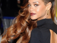 Рианна обрезала седые волосы