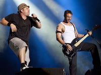 В Сеть попало видео, где басист Bloodhound Gang "помочился" на украинский флаг