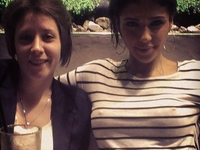 Санта Димопулос не носит бюстгальтер под майкой