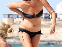 Модель Кейт Мосс показала лишний вес на пляже