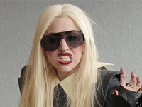 Lady GaGa предложила Кэти Перри взять лопаты и побить хакеров