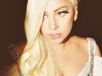 Lady Gaga вышла в свет с необычным макияжем