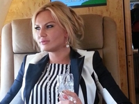 Немецких журналистов шокировало расточительство Камалии