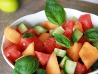 Летний салат из дыни и арбуза