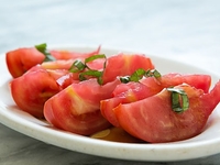 Салат из помидоров с соевым соусом