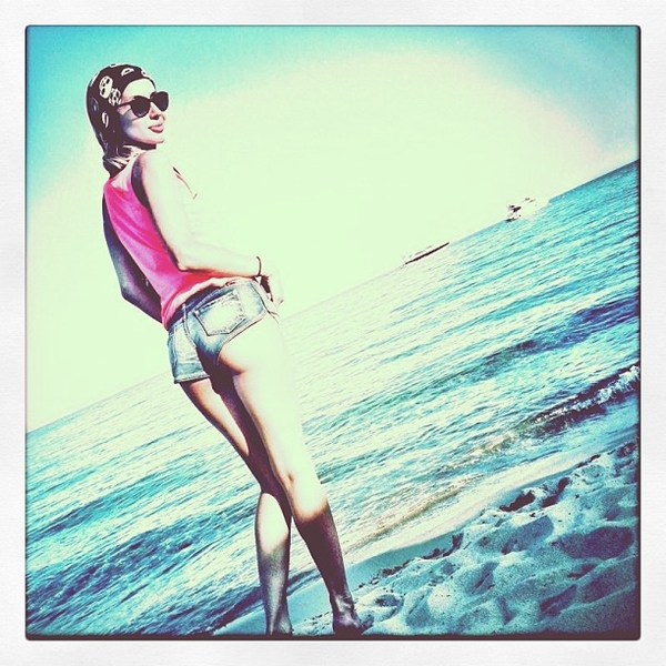 Звездные каникулы: Модные образы знаменитостей в отпуске