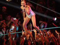 Фото церемонии MTV Video Music Awards 2013: Бикини, эпатаж и блеск