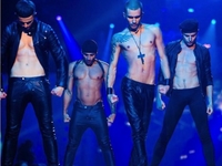 В России казаки с нагайками пикетировали выступление группы KAZAKY