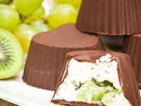 Творожки с фруктами в шоколаде