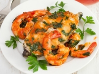 Рыба в томатном соусе с креветками