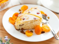 Творожная запеканка с изюмом и курагой