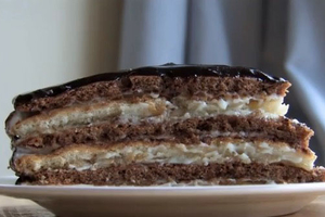 Как приготовить сметанный торт с шоколадной глазурью (ВИДЕО)