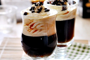 Как приготовить сливочно-кофейный коктейль (ВИДЕО)