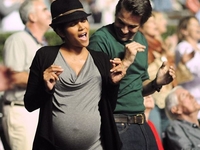 Холли Берри на восьмом месяце беременности (ФОТО)