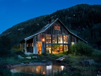 Самые экзотические места для ночлега: Свинарник, шахта, город-призрак