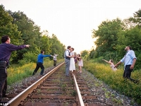 Оригинальная фотосессия: На молодоженов напала стайка зомби