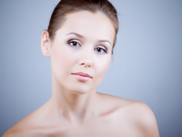 Крем вокруг глаз: В каком возрасте использовать?