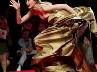 ТОП-15 эпичных падений моделей на подуиме