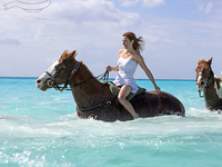 Медовый месяц затянулся: Женщина пятый год ездит по миру в свадебном платье