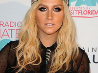 Ke$ha покрасила волосы в цвета радуги