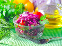 Салат из красной капусты с помидорами