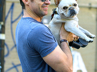 Голливудские звезды выгуливают своих питомцев (ФОТО)