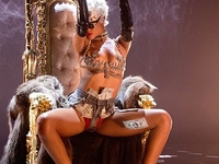 Рианна презентовала откровенный клип Pour It Up (ВИДЕО)