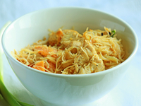 Рисовая лапша с курицей и овощами