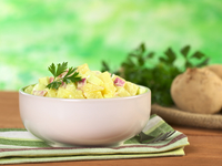 Картофельный салат с ветчиной и чесноком