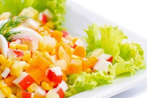 Как приготовить салат из крабовых палочек (ВИДЕО)