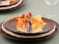 Как украсить стол осенними листьями: ТОП-15 идей