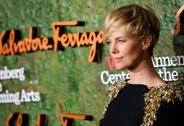 Блеск и роскошь: Звезды в шикарных нарядах на праздничном ужине