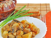 Тушеное мясо с картофелем и грибами