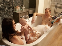 Фейковая Кейт Миддлтон нянчит ребенка, а принц Уильям кормит грудью (ФОТО)