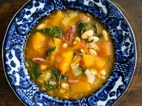 Суп из белой фасоли с мясом и тыквой