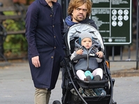 ФОТО дня: Питер Динклэйдж прогуливается с семьей на Манхэттене