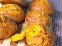 Тыквенные булочки с маскарпоне и зеленью