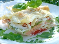 Лазанья с норвежской семгой и соусом из сметаны и феты