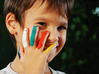 Трехлетний мальчик великолепно рисует пальцем (ВИДЕО)