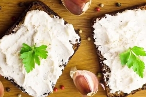 Как приготовить закуску из сала с чесноком (ВИДЕО)