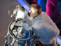 Майли Сайрус выкурила косяк на сцене MTV Europe Music Awards 2013