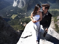 Любовь до гроба: Пара сыграла свадьбу на высоте 1000 метров