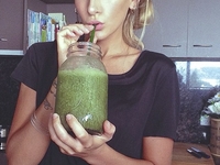 На шестом месяце беременности женщина ест одни бананы и хвастается худобой