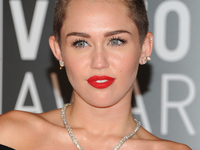 Майли Сайрус осталась без бровей