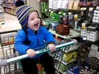 Ребенок хохочет в супермаркете