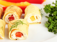Роллы из омлета с помидорами