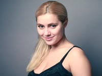 Звезда сериала Счастливы вместе сыграет с Умой Турман и Эштоном Катчером