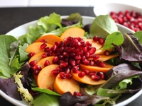 Салат из хурмы: Три вкусные идеи