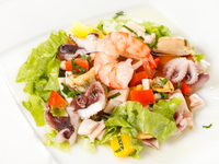 Овощной салат с морепродуктами